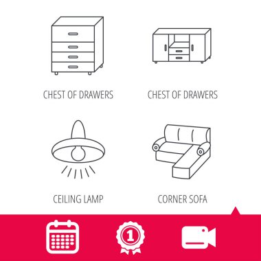 Köşe kanepe, lamba ve göğüs simgeler tavan.