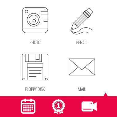 Fotoğraf kamera, kalem ve posta simgeleri.