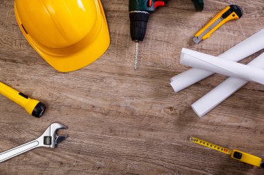 Kask, matkap ve el feneri. İngiliz anahtarı.