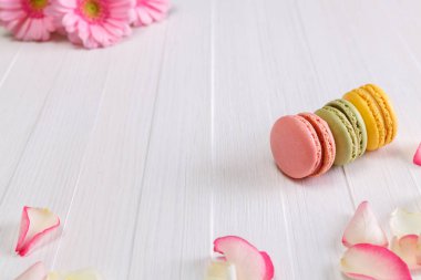 Pembe Gerbera çiçekleri ile acıbadem kurabiyesi kek.