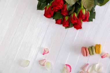 Acıbadem kurabiyesi kek ile kırmızı gül buketi.