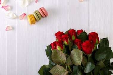 Acıbadem kurabiyesi kek ile kırmızı gül buketi.