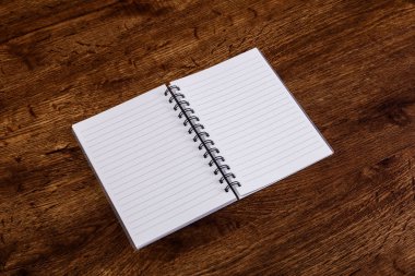 Ahşap rustik masanın üstünde not etmek. Mockup.