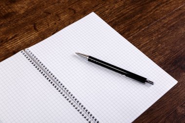 Ahşap masa üzerine kalem ile not etmek. Mockup.