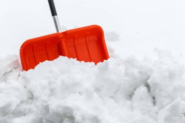 Kış kürekçiliği. Kar fırtınasından sonra karlar siliniyor.