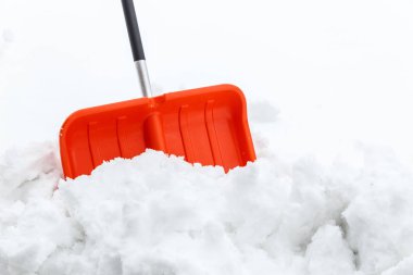 Kış kürekçiliği. Kar fırtınasından sonra karlar siliniyor.