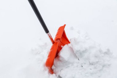 Kış kürekçiliği. Kar fırtınasından sonra karlar siliniyor.