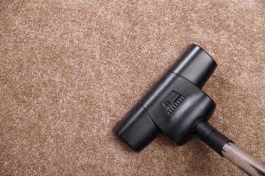 Elektrik süpürgesi ile halının vakumlama. Ev işi.