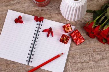 Hediye kutuları ve Not Defteri ile kırmızı gül.