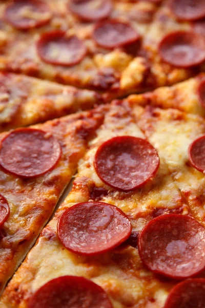 Pfefferoni oder Salami-Pizza. heißes hausgemachtes Essen. — Stockfoto