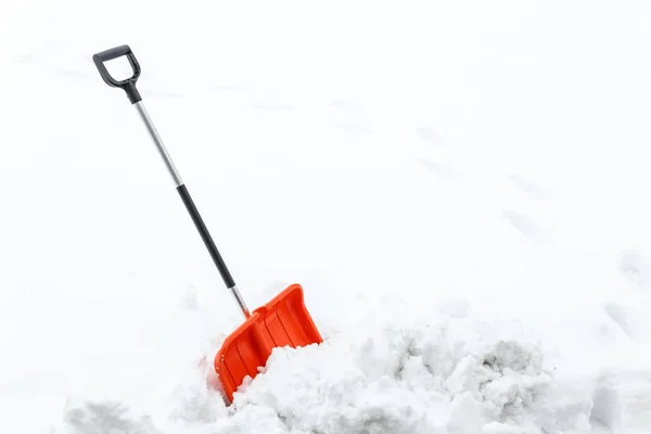 Зимняя лопата. Удаление снега после метели. — стоковое фото