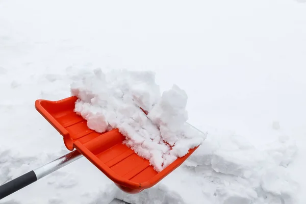 Winterschaufeln. Schneeräumung nach Schneesturm. — Stockfoto