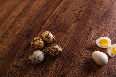 Bıldırcın yumurtası. Ham ve haşlanmış dilimlenmiş gıda.