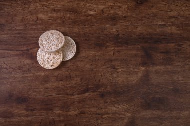 Grunge rustik ahşap arka plan üzerinde pirinç bisküvi.