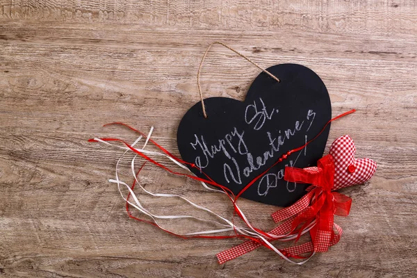 バレンタインの日。木製の背景にブラック ハート. — ストック写真
