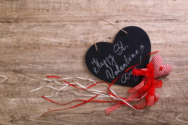 День святого Валентина. Чорне серце на дерев'яному фоні . — стокове фото