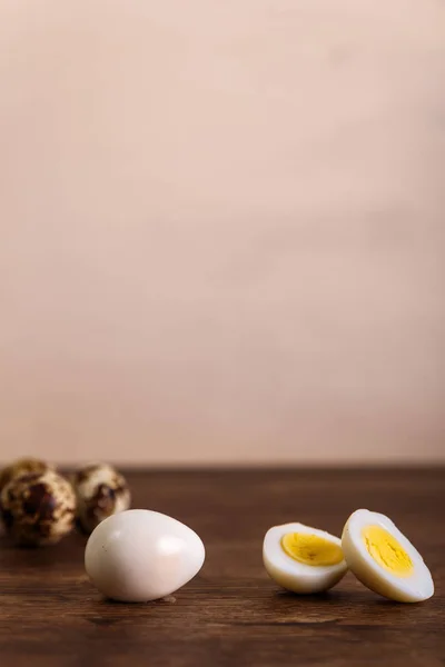 Bıldırcın yumurtası. Ham ve haşlanmış dilimlenmiş gıda. — Stok fotoğraf