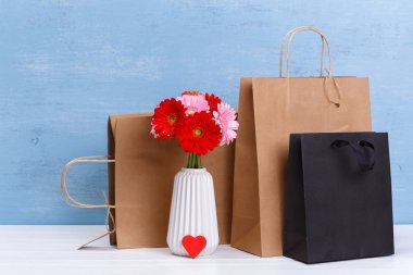 Mockup boş alışveriş torbaları. Gerbera çiçekleri.