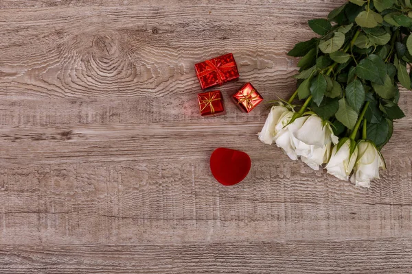 Τριαντάφυλλα με αρραβώνα κουτί καρδιά. Αγάπη σχεδιασμό. — Φωτογραφία Αρχείου