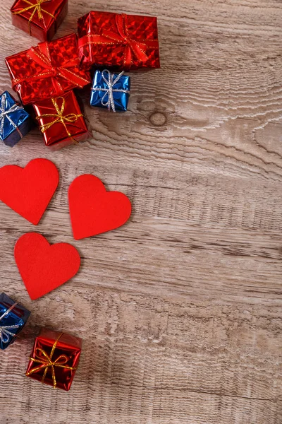 Kırmızı Kalpler ve hediye kutuları. Sevgililer günü tasarım. — Stok fotoğraf