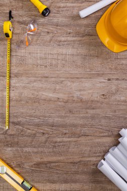 Kask, el feneri ve şerit metre.