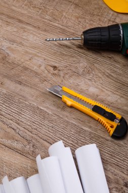 Bıçak, matkap ve kağıt planlayın. İnşaat.