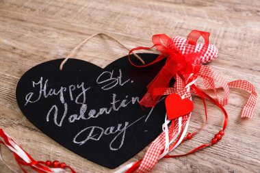 Sevgililer günü. Ahşap arka plan üzerinde siyah kalp.