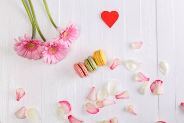 Pembe Gerbera çiçekleri ile acıbadem kurabiyesi kek.