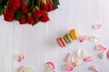 Acıbadem kurabiyesi kek ile kırmızı gül buketi.