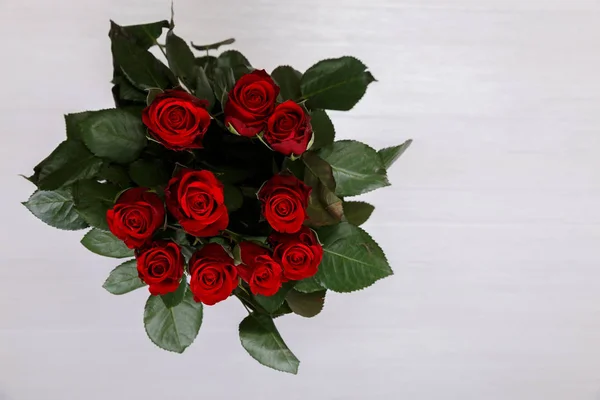 Rote Rosen auf hölzernem Hintergrund. Liebesdesign. — Stockfoto