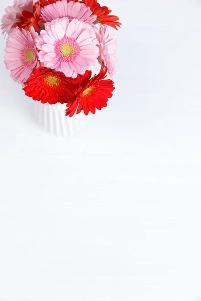 Gerbera flores en jarrón sobre fondo de madera . —  Fotos de Stock