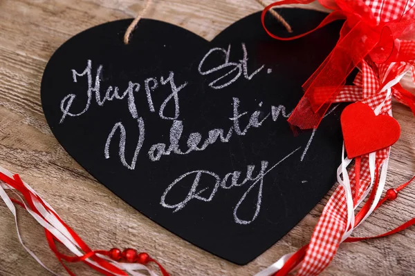 День Святого Валентина. Черное сердце на деревянном фоне . — стоковое фото