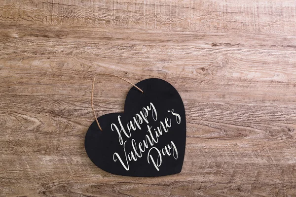 Μαύρη καρδιά σε ξύλινο πλαίσιο. Αγάπη σχεδιασμό. — Φωτογραφία Αρχείου