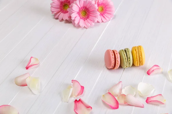 Makronenkuchen mit rosa Gerbera-Blüten. — Stockfoto