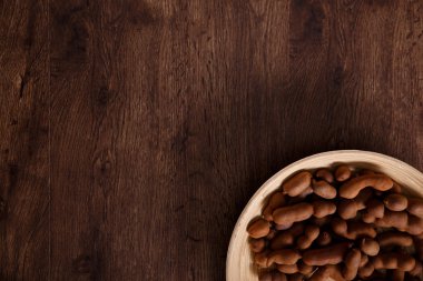 Grunge rustik ahşap arka plan üzerinde tatlı demirhindi.