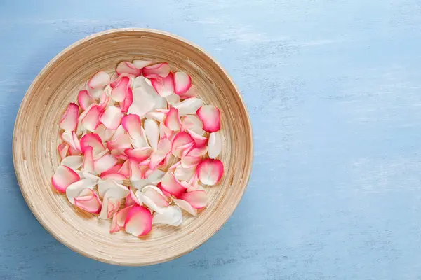 Pétalos de rosas sobre fondo de madera azul . — Foto de Stock