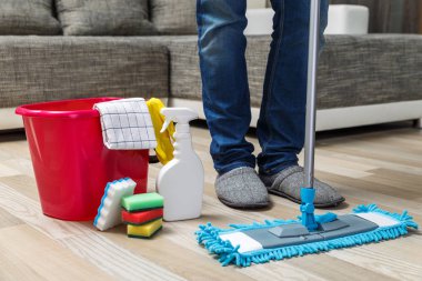 Temizlik servisi. Süngerler, kimyasallar ve paspas..