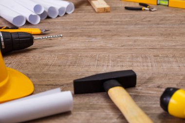 Çekiç, kask ve yapı düzeyi. İnşaat.