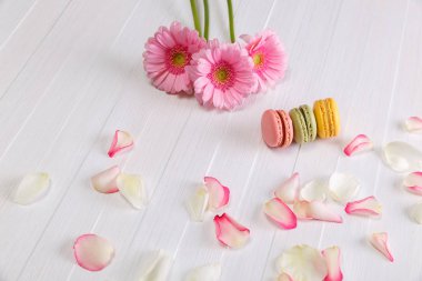 Pembe Gerbera çiçekleri ile acıbadem kurabiyesi kek.