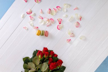 Acıbadem kurabiyesi kek ile kırmızı gül buketi.