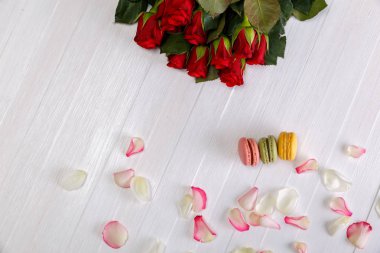 Acıbadem kurabiyesi kek ile kırmızı gül buketi.