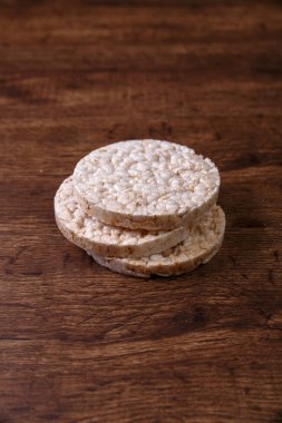 Grunge rustik ahşap arka plan üzerinde pirinç bisküvi.