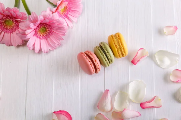 Makronenkuchen mit rosa Gerbera-Blüten. — Stockfoto