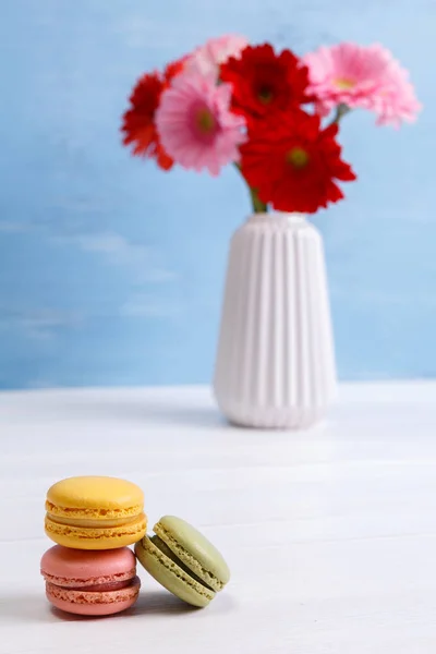 Makronenkuchen mit Gerbera-Blumen. — Stockfoto