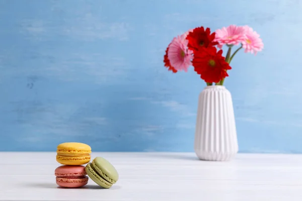 Makronenkuchen mit Gerbera-Blumen. — Stockfoto