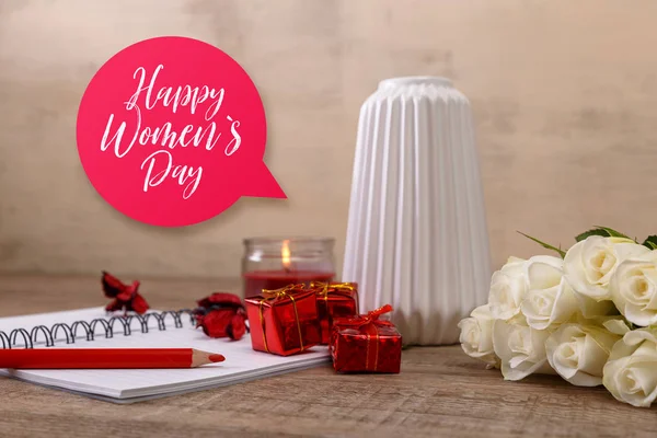 Белые розы и подарочные коробки. С Днем женщин! . — стоковое фото