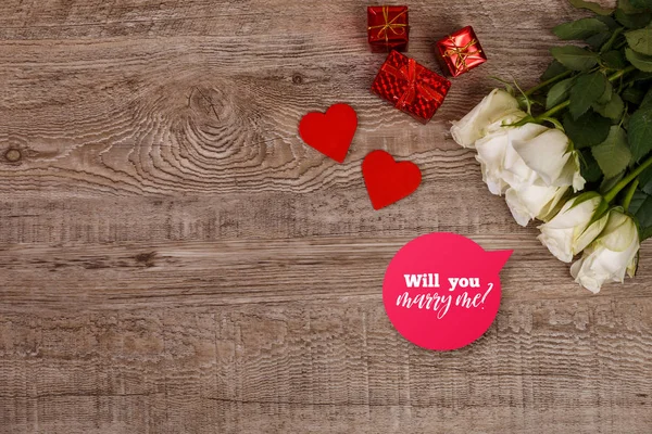 Vita rosor med hjärtan. Vill du gifta dig med mig. — Stockfoto