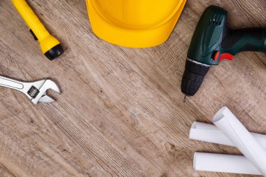 Kask, tornavida ve el feneri. İngiliz anahtarı.