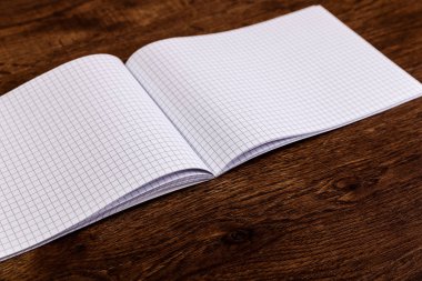 Ahşap rustik masanın üstünde not etmek. Mockup.