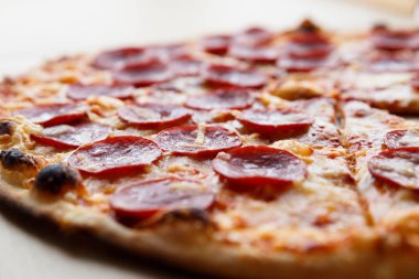 Biberli ya da salamlı pizza. Ev yapımı yemekler için.